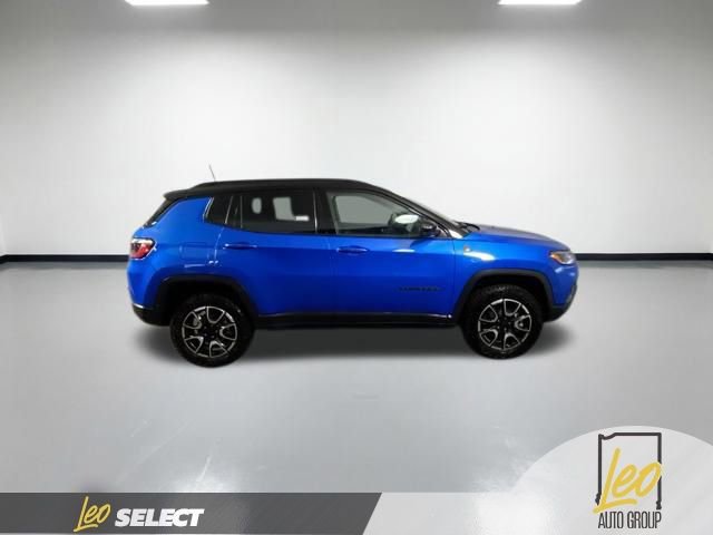 Used 2025 Jeep Compass Trailhawk image 2