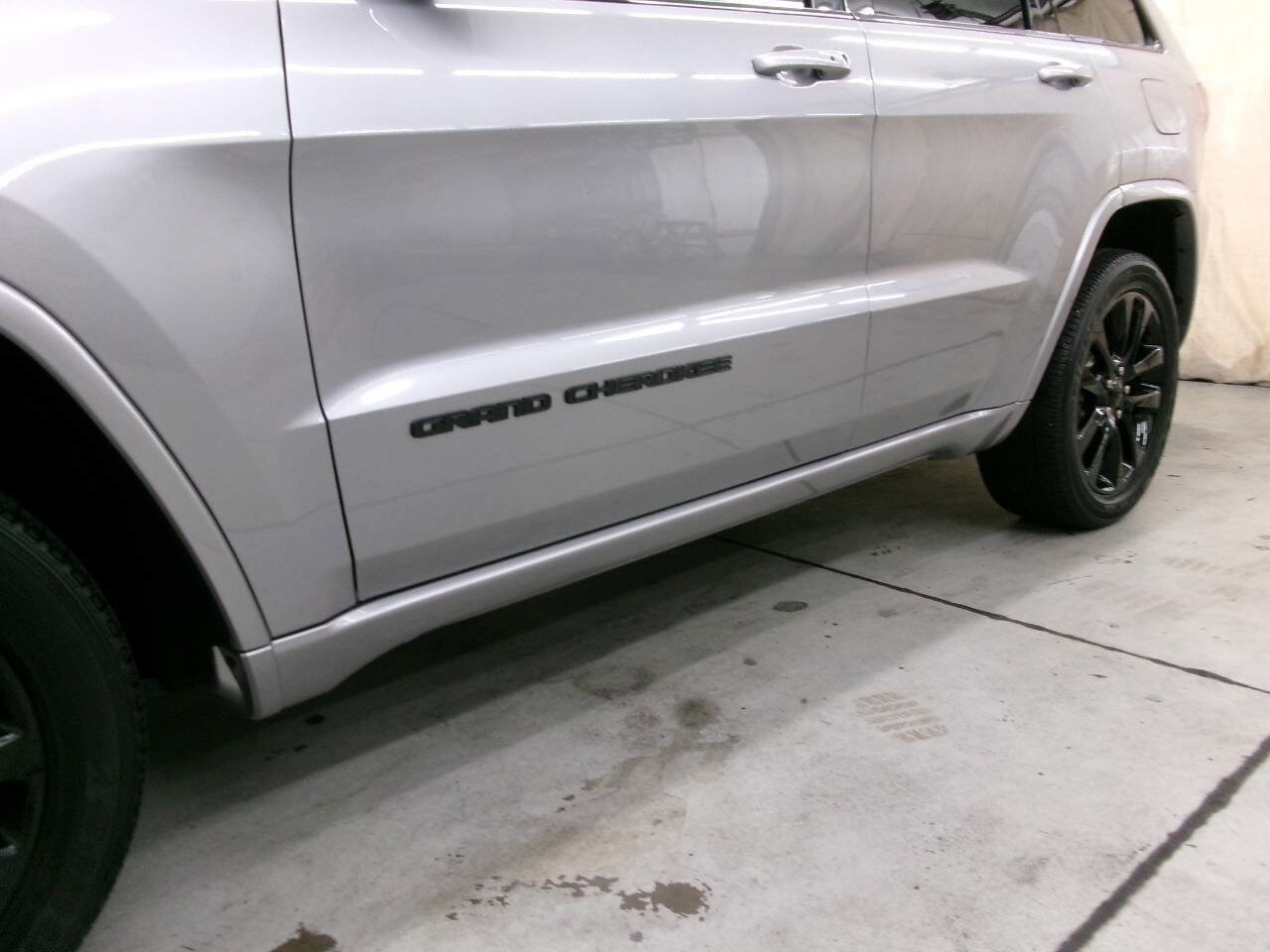 Used 2021 Jeep Grand Cherokee Laredo X image 3