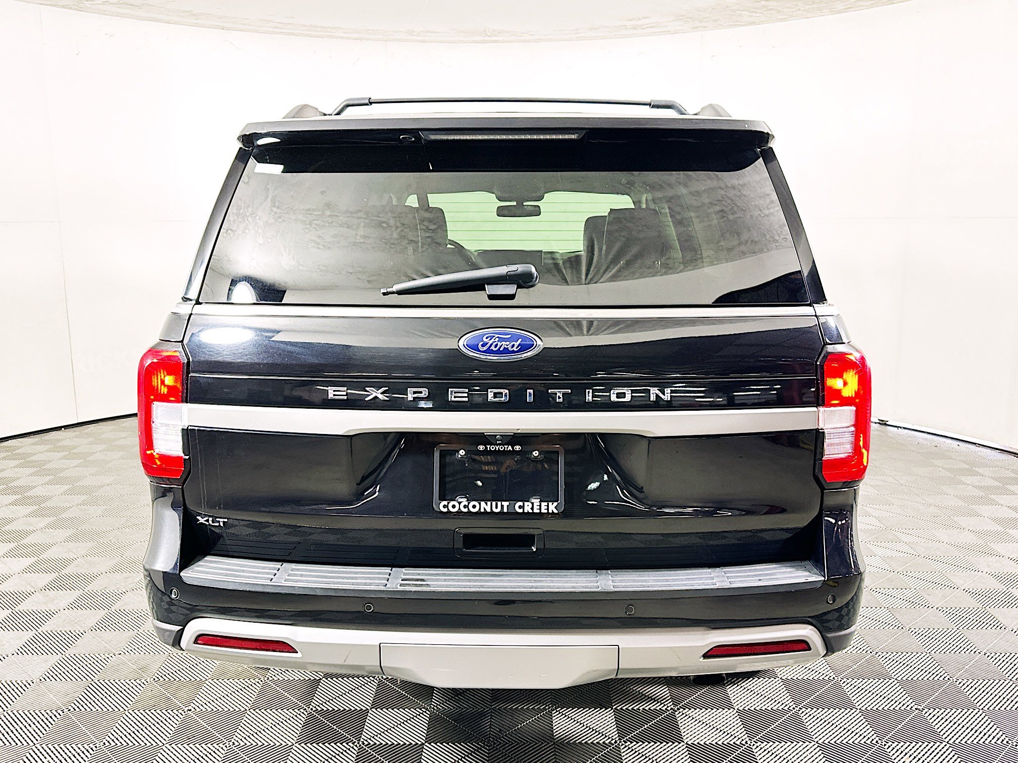 Used 2024 Ford Expedition XLT image 4