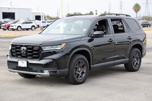 Certified 2025 Honda Pilot TrailSport image 3
