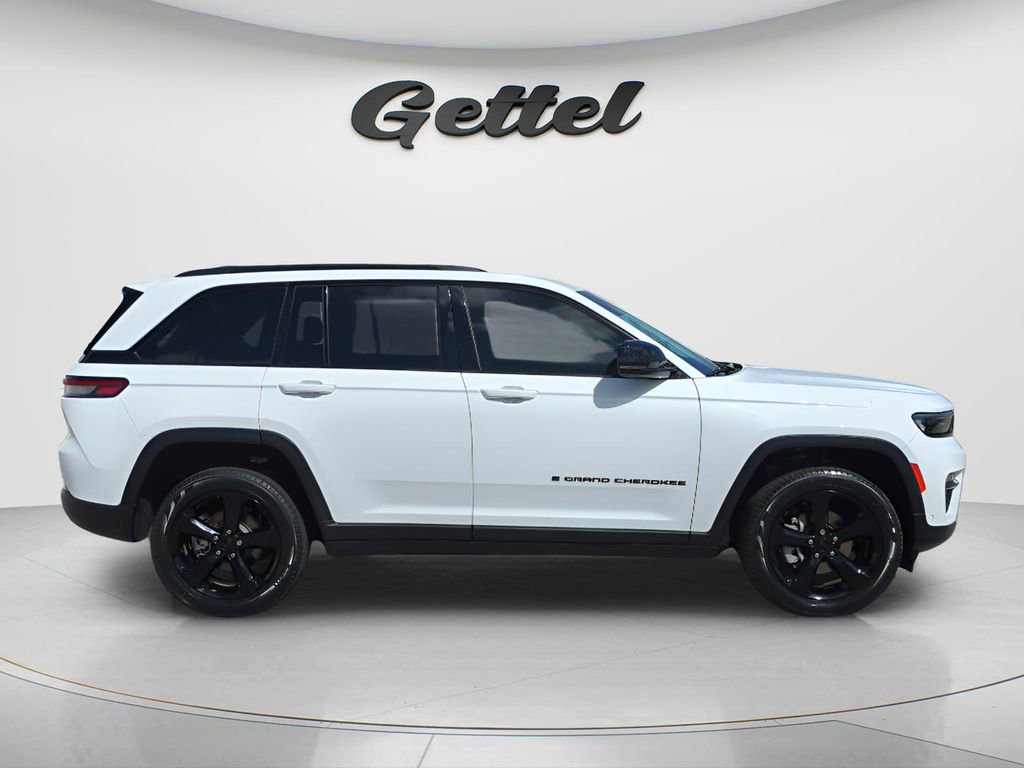 Used 2023 Jeep Grand Cherokee Limited w/ Luxury Tech Group II RWD image 4