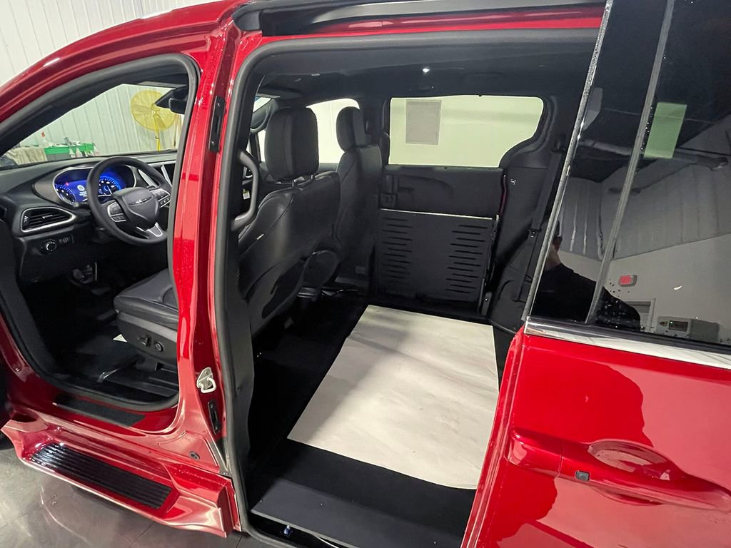 Used 2026 Chrysler Voyager LX image 18