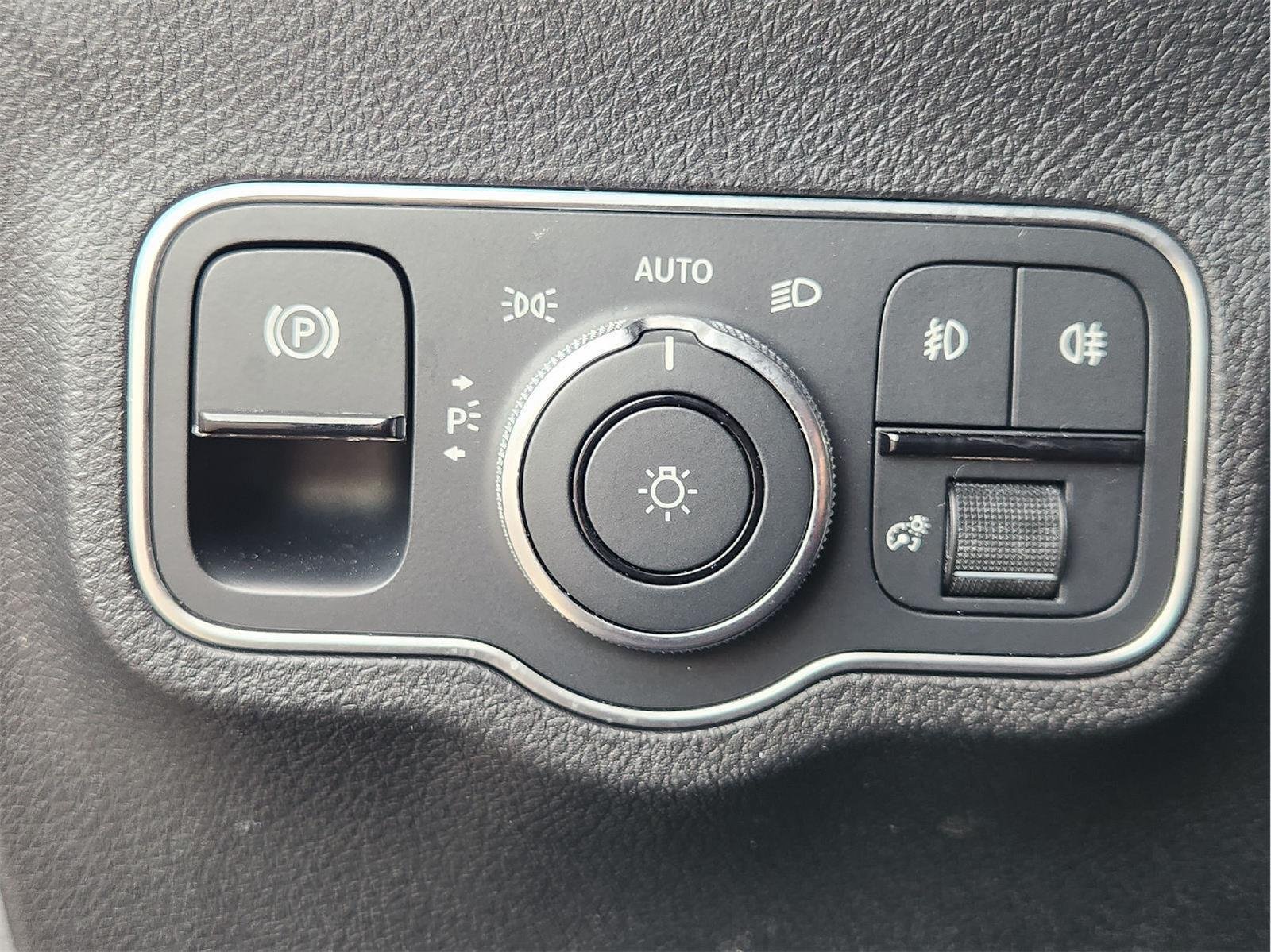 Used 2023 Mercedes-Benz GLB 250 4MATIC w/ Premium Package image 21