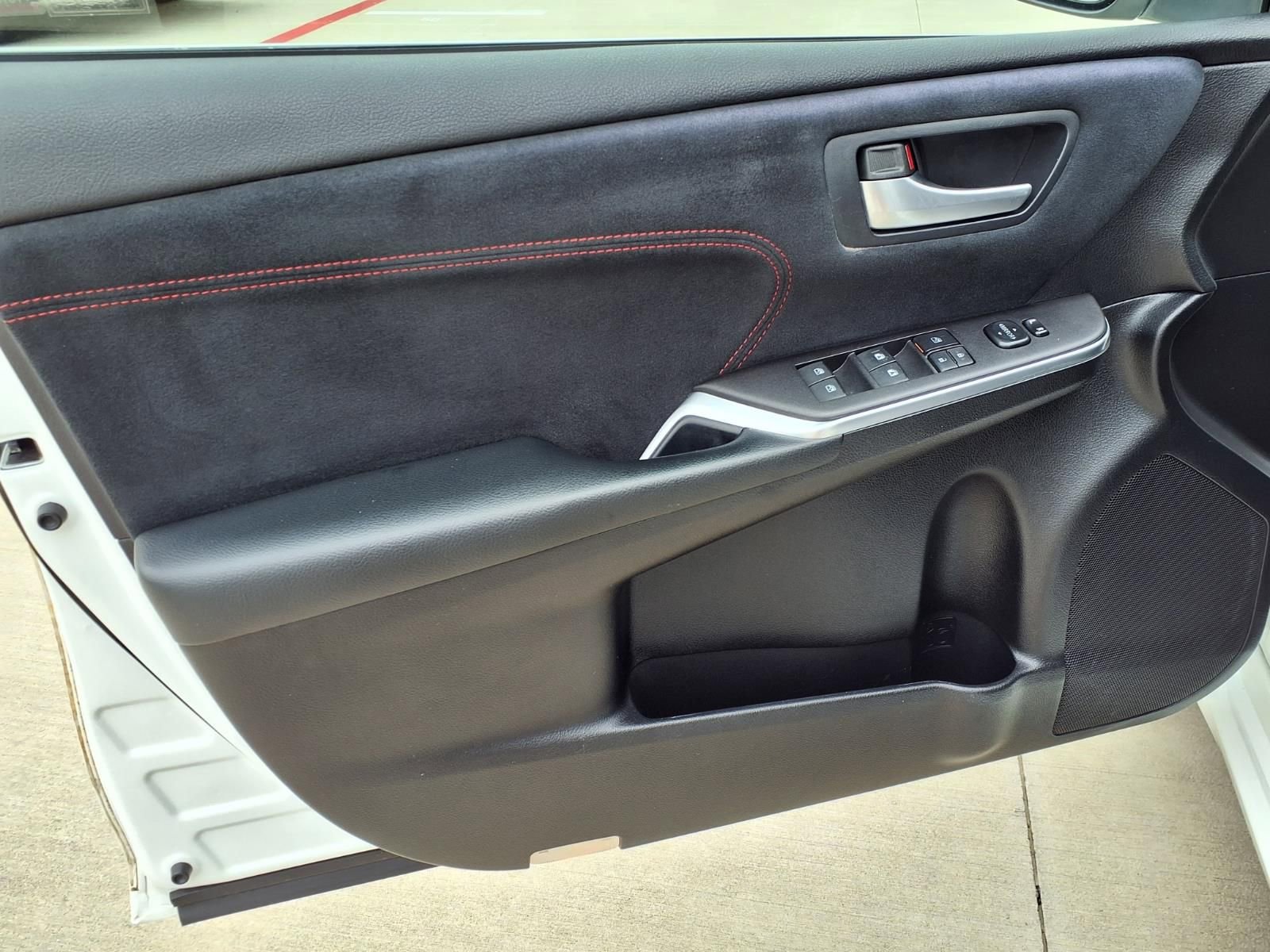 Used 2016 Toyota Camry XSE w/ Moonroof Package FWD image 11