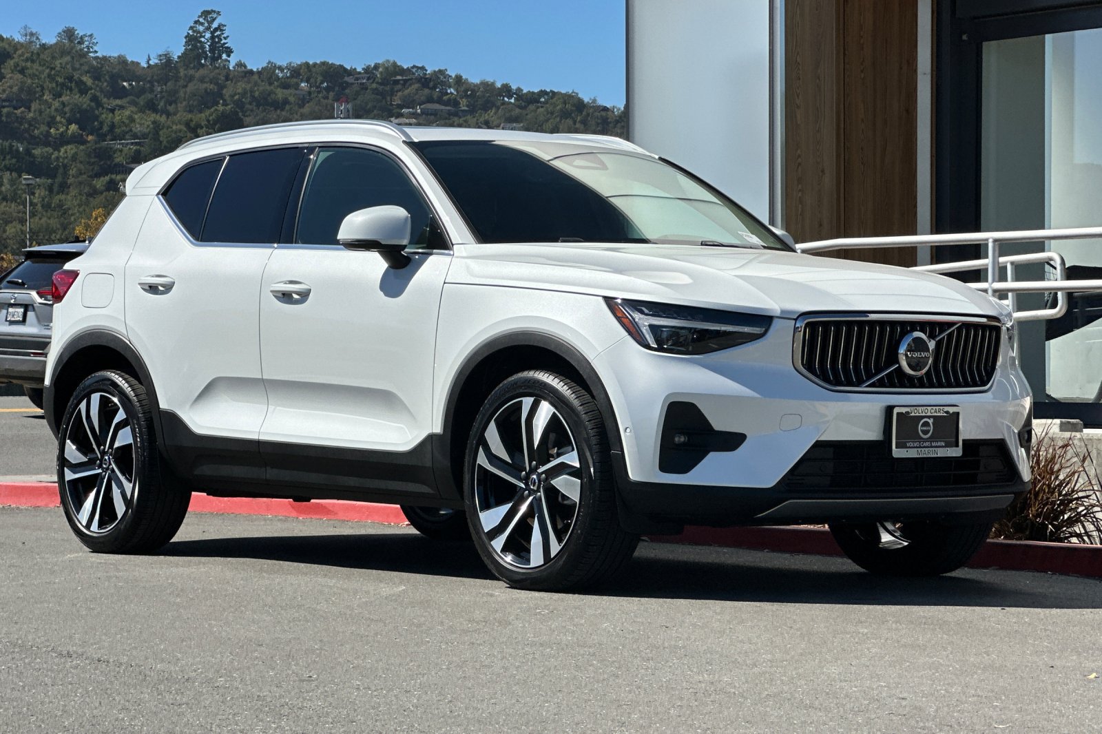 Certified 2025 Volvo XC40 B5 Ultra AWD/4WD image 10