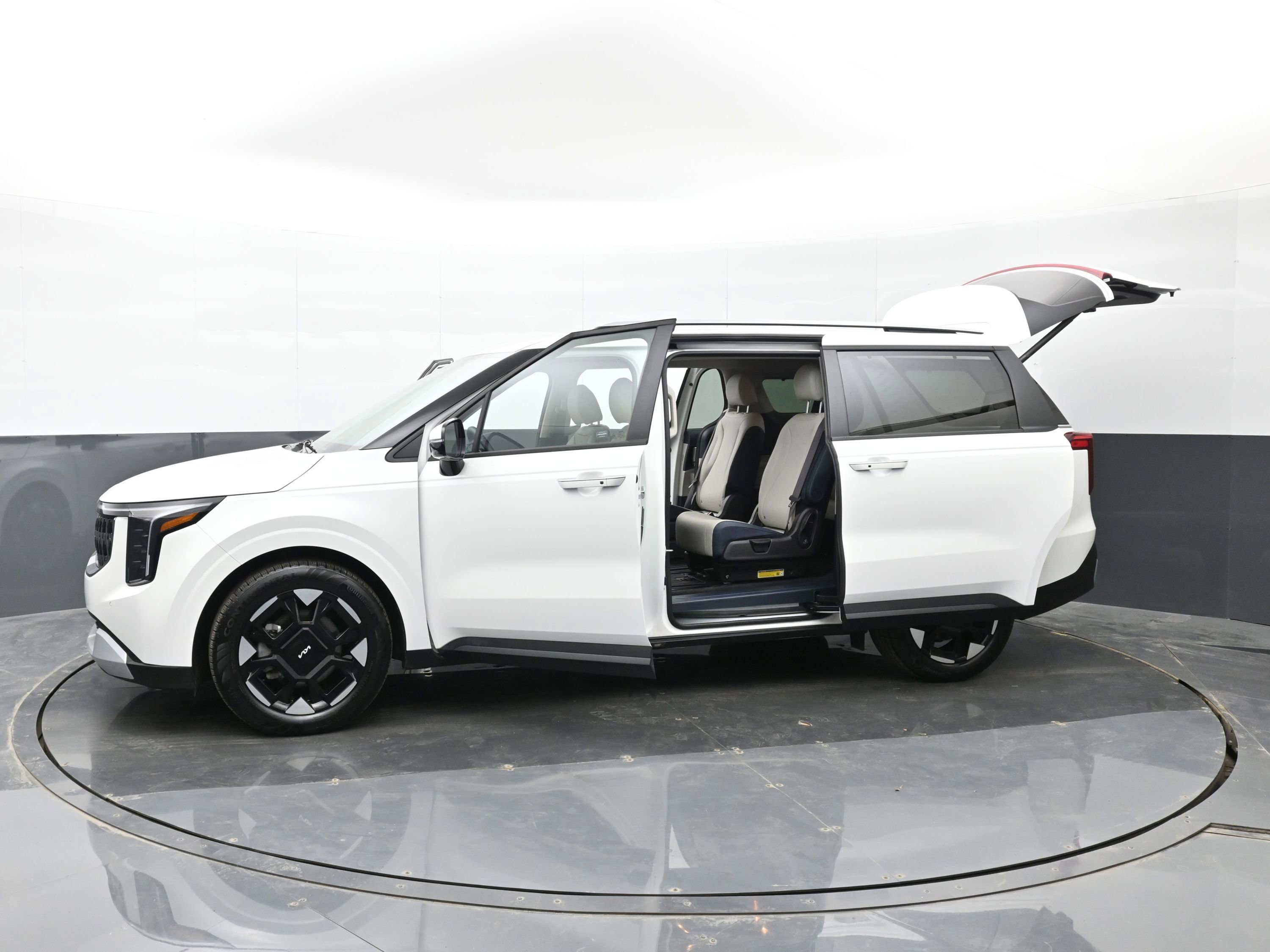 Used 2025 Kia Carnival EX image 36