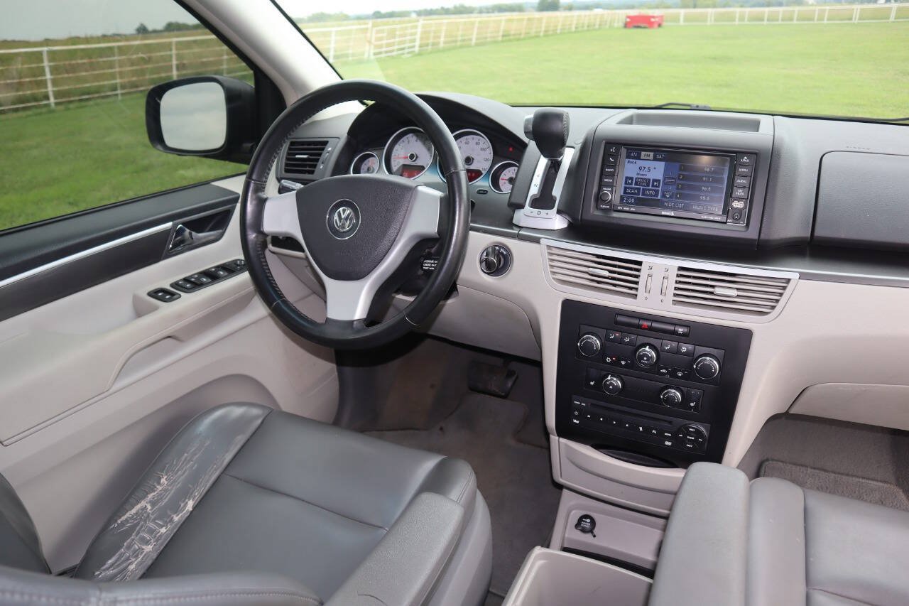 Used 2010 Volkswagen Routan SE FWD image 25