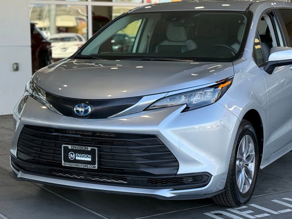 Used 2024 Toyota Sienna LE image 2