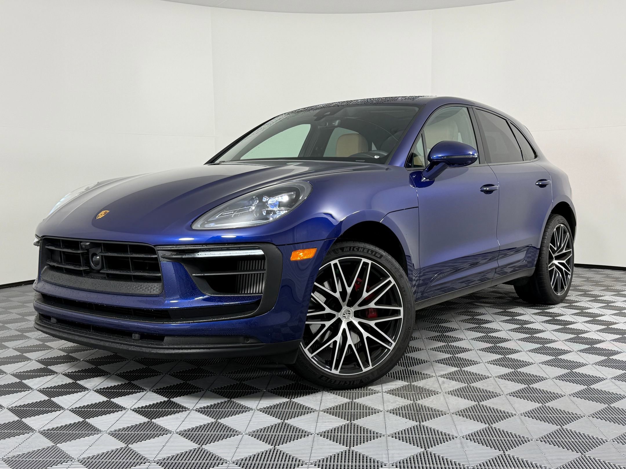 Certified 2025 Porsche Macan S AWD/4WD image 1