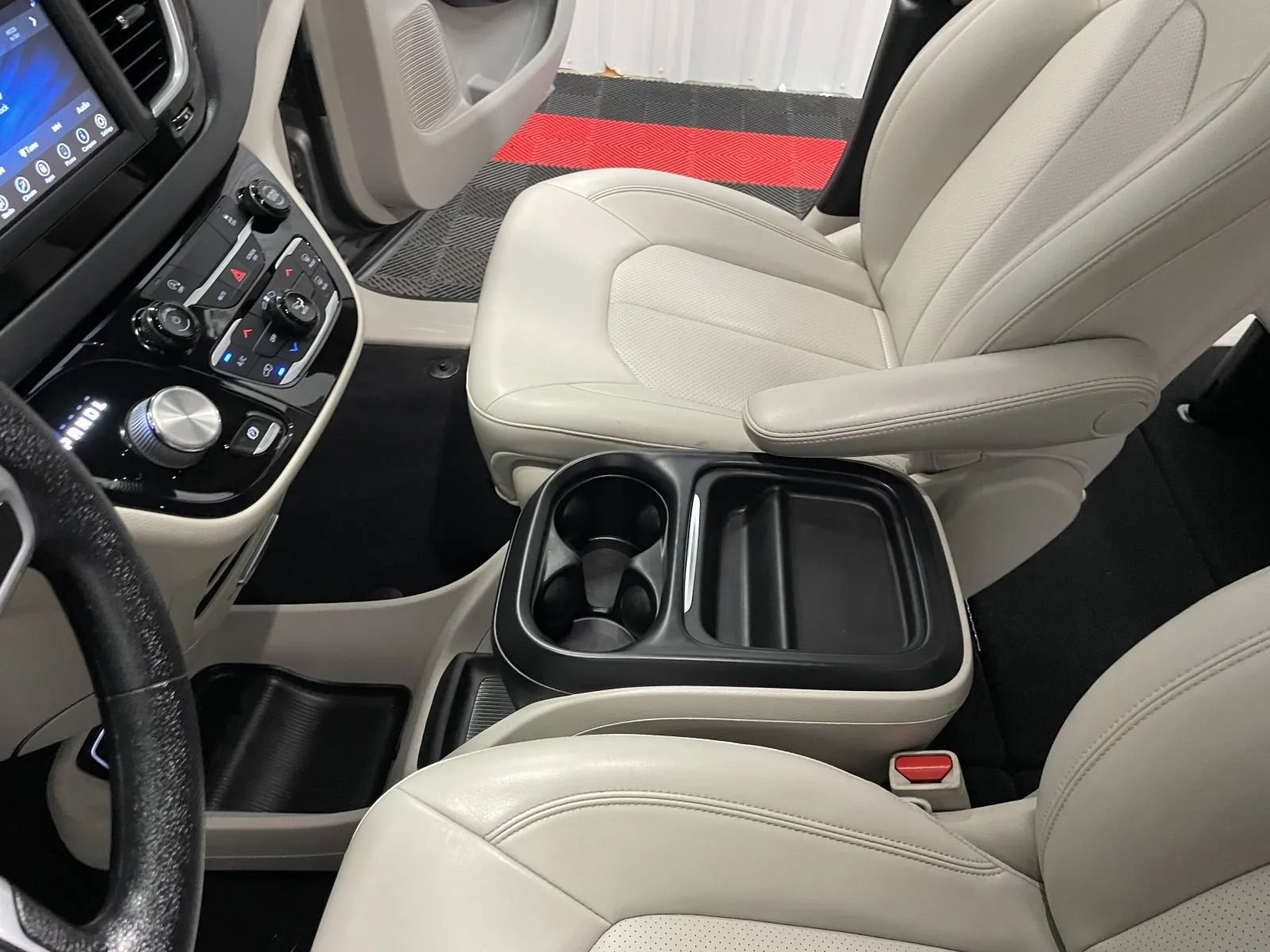 Used 2021 Chrysler Voyager Lxi FWD image 32