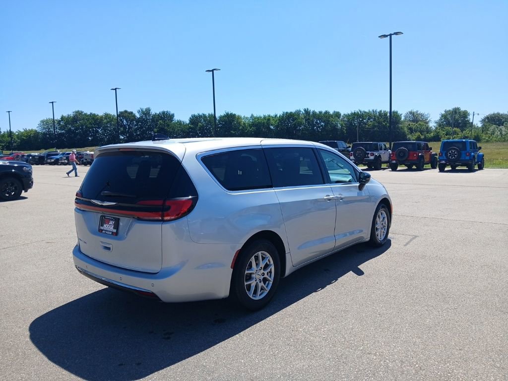 Used 2024 Chrysler Pacifica Touring-L FWD image 8