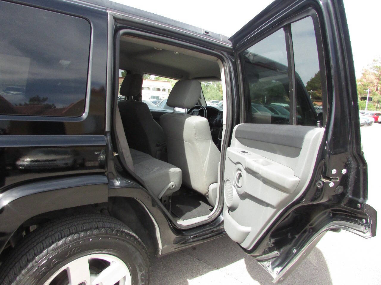 Used 2007 Jeep Commander Sport image 19