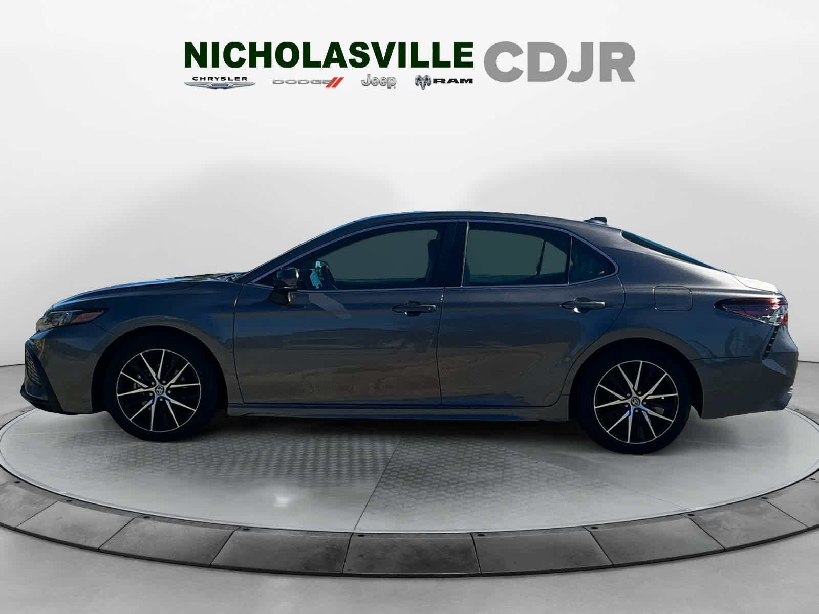 Used 2024 Toyota Camry SE FWD image 2