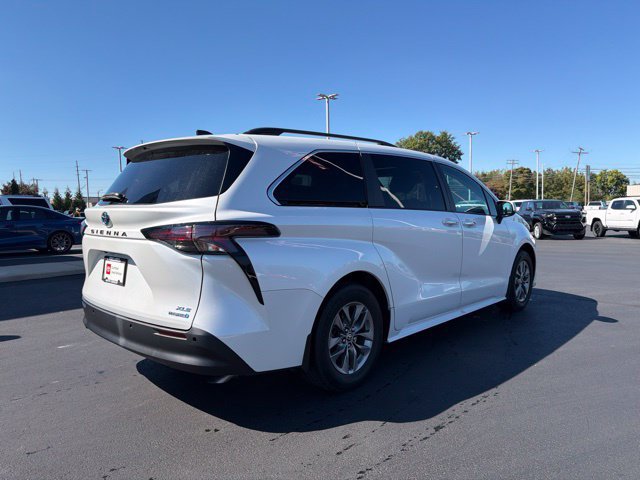 Used 2023 Toyota Sienna XLE w/ XLE Plus Package FWD image 7