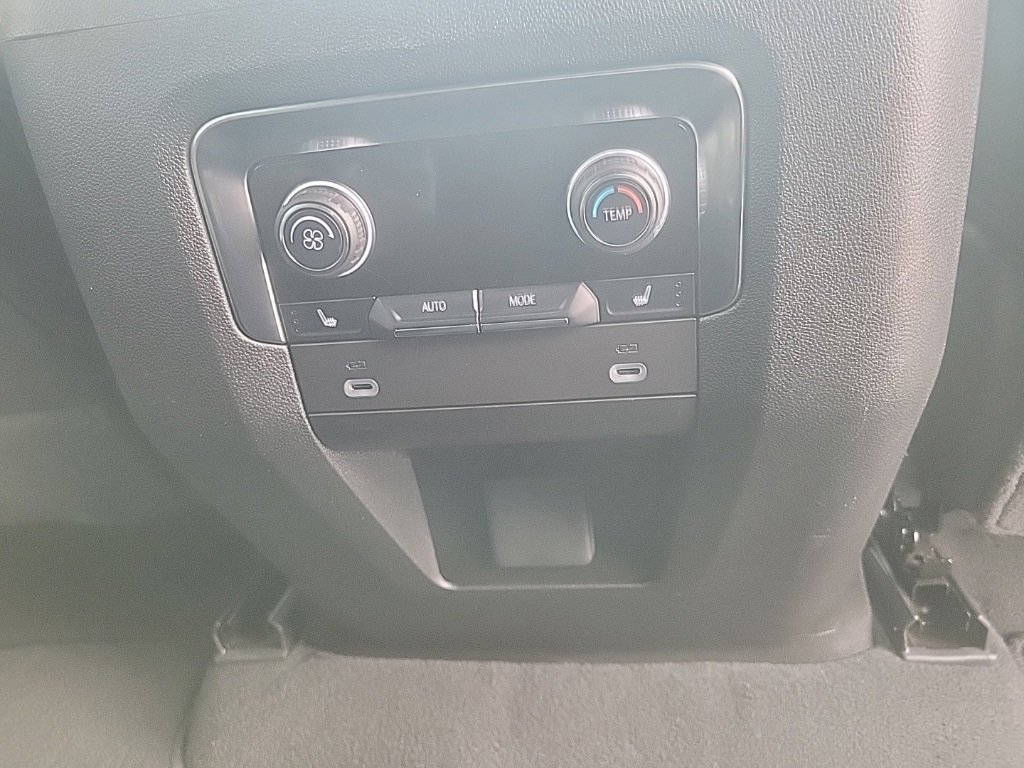 Used 2024 Chevrolet Suburban Z71 w/ Luxury Package image 32