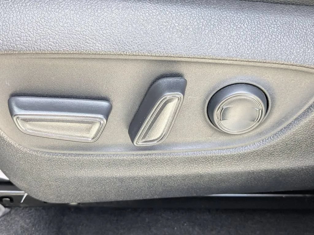Used 2023 Toyota Highlander XLE FWD image 19