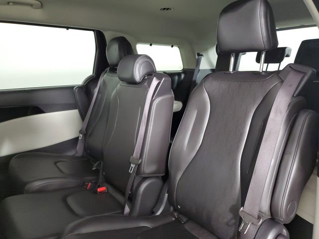 Used 2024 Kia Carnival EX image 12