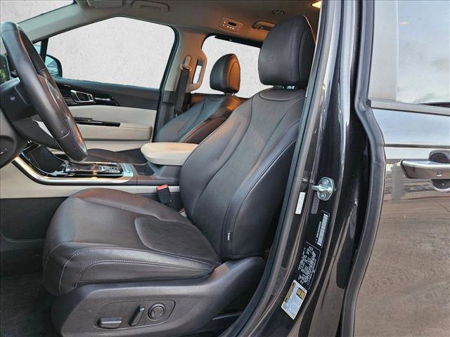 Used 2024 Kia Carnival EX image 15