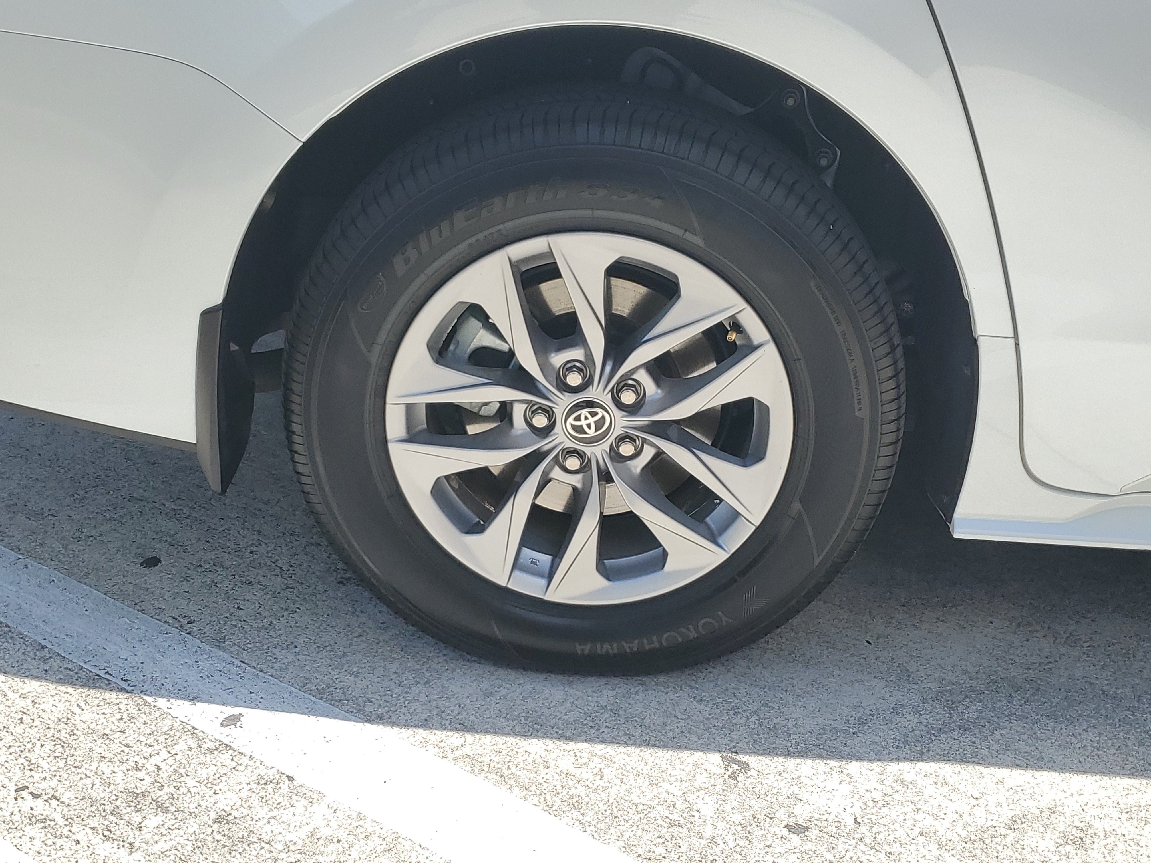 Certified 2025 Toyota Sienna XLE FWD image 7