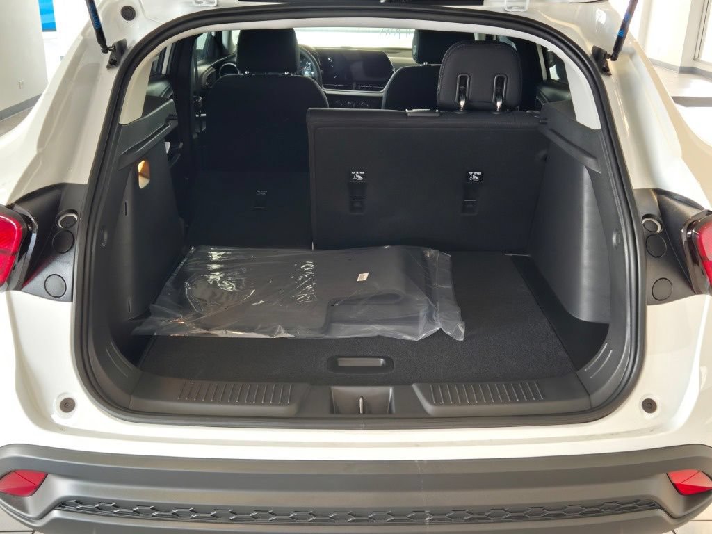 New 2026 Chevrolet Trax LS w/ LS Convenience Package FWD image 11