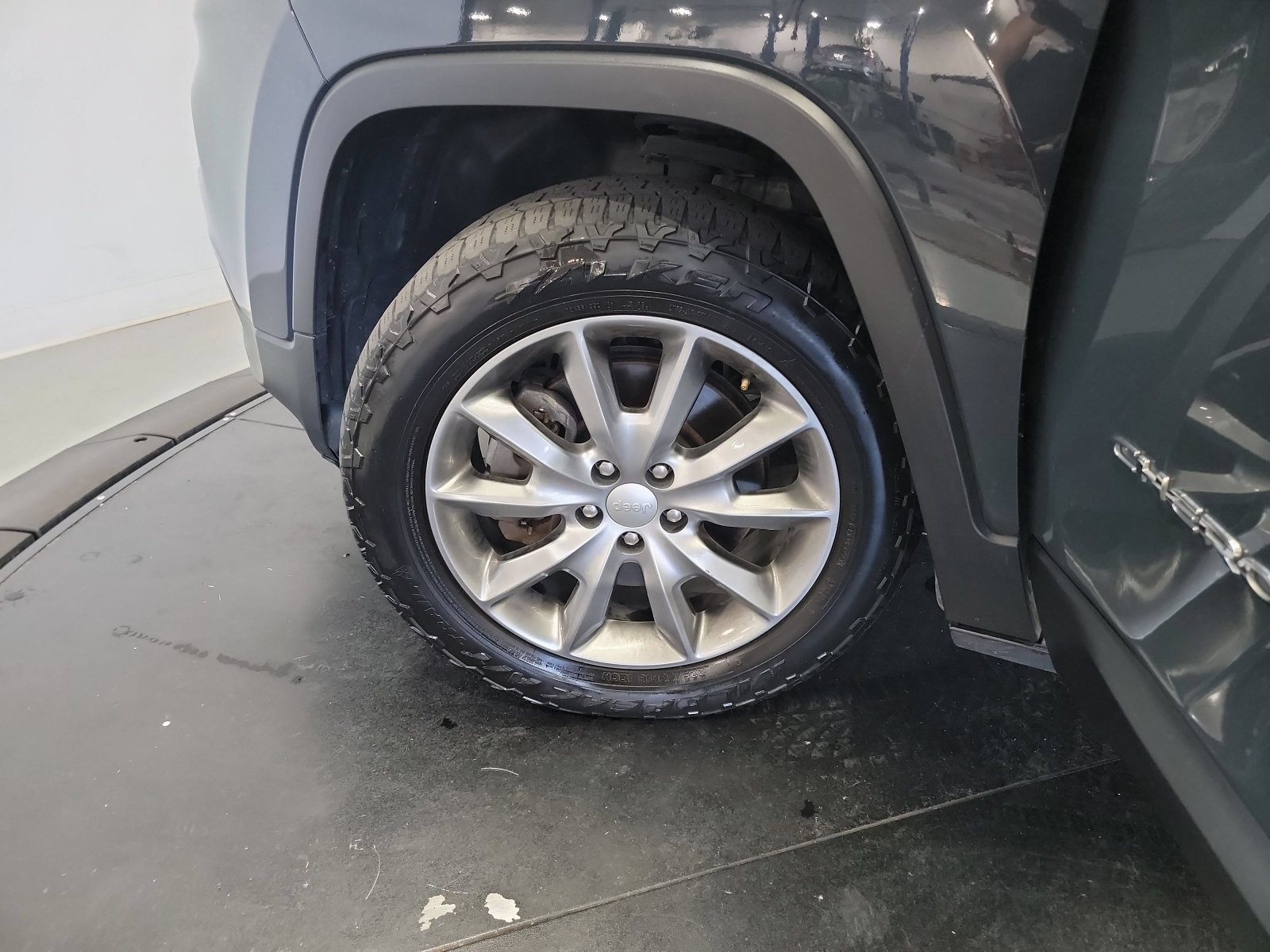 Used 2018 Jeep Cherokee Limited AWD/4WD image 24
