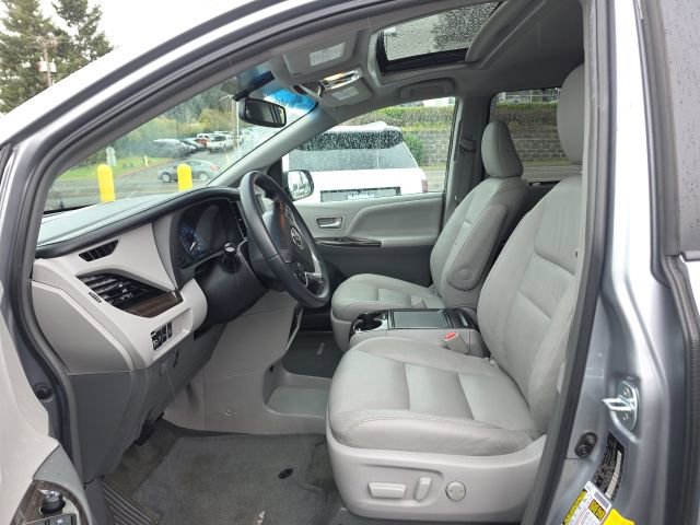 Used 2017 Toyota Sienna XLE w/ XLE Navigation Package image 9