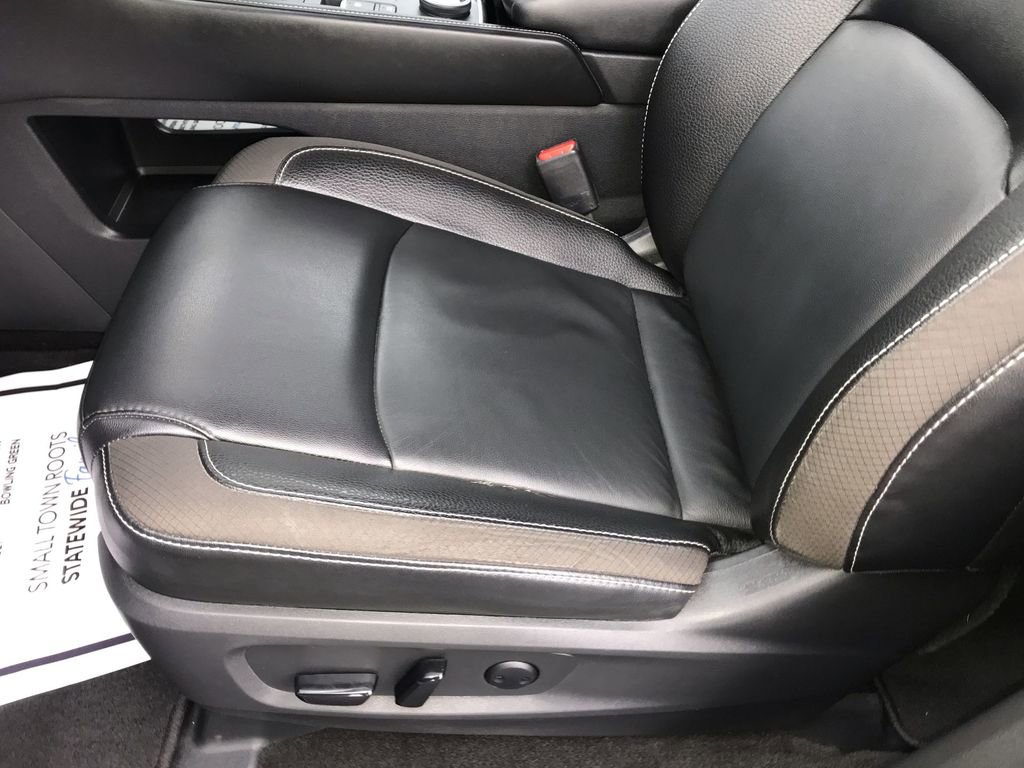 Used 2023 Nissan Pathfinder SL w/ Black Appearance Package image 12