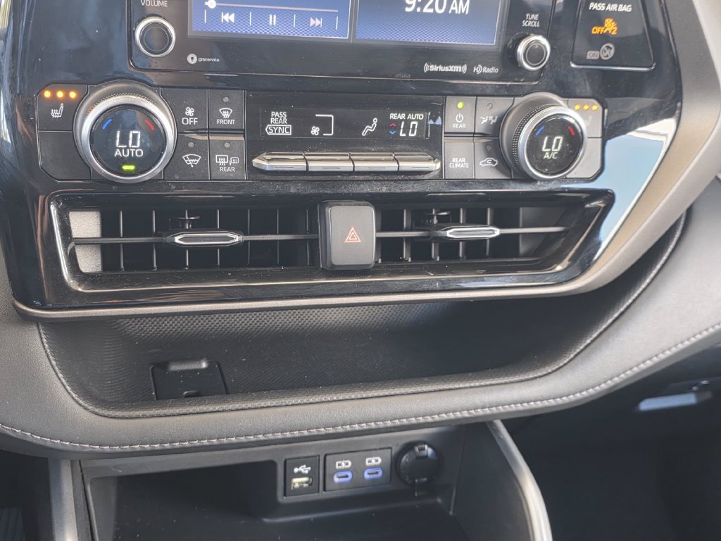 Used 2022 Toyota Highlander XLE FWD image 22