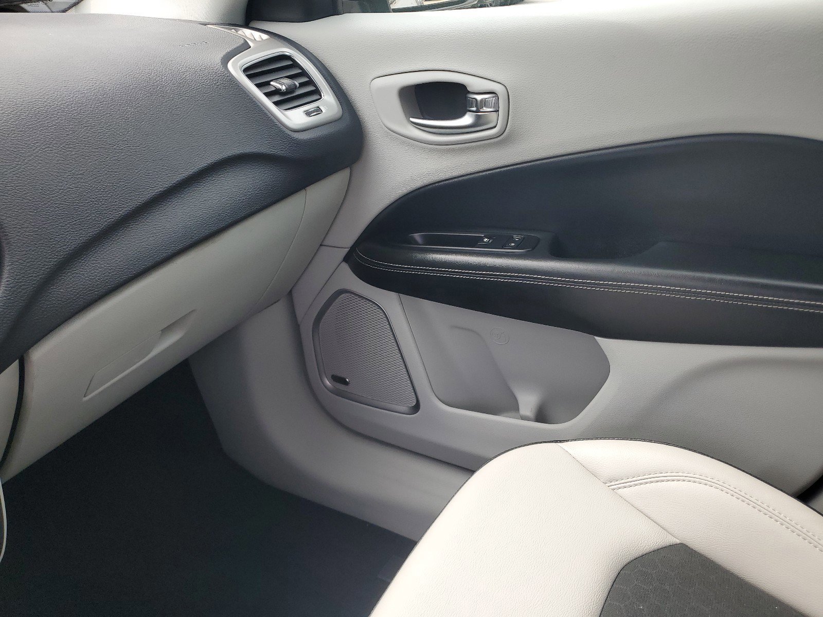 Certified 2021 Jeep Compass Latitude w/ Sun and Sound Group FWD image 21