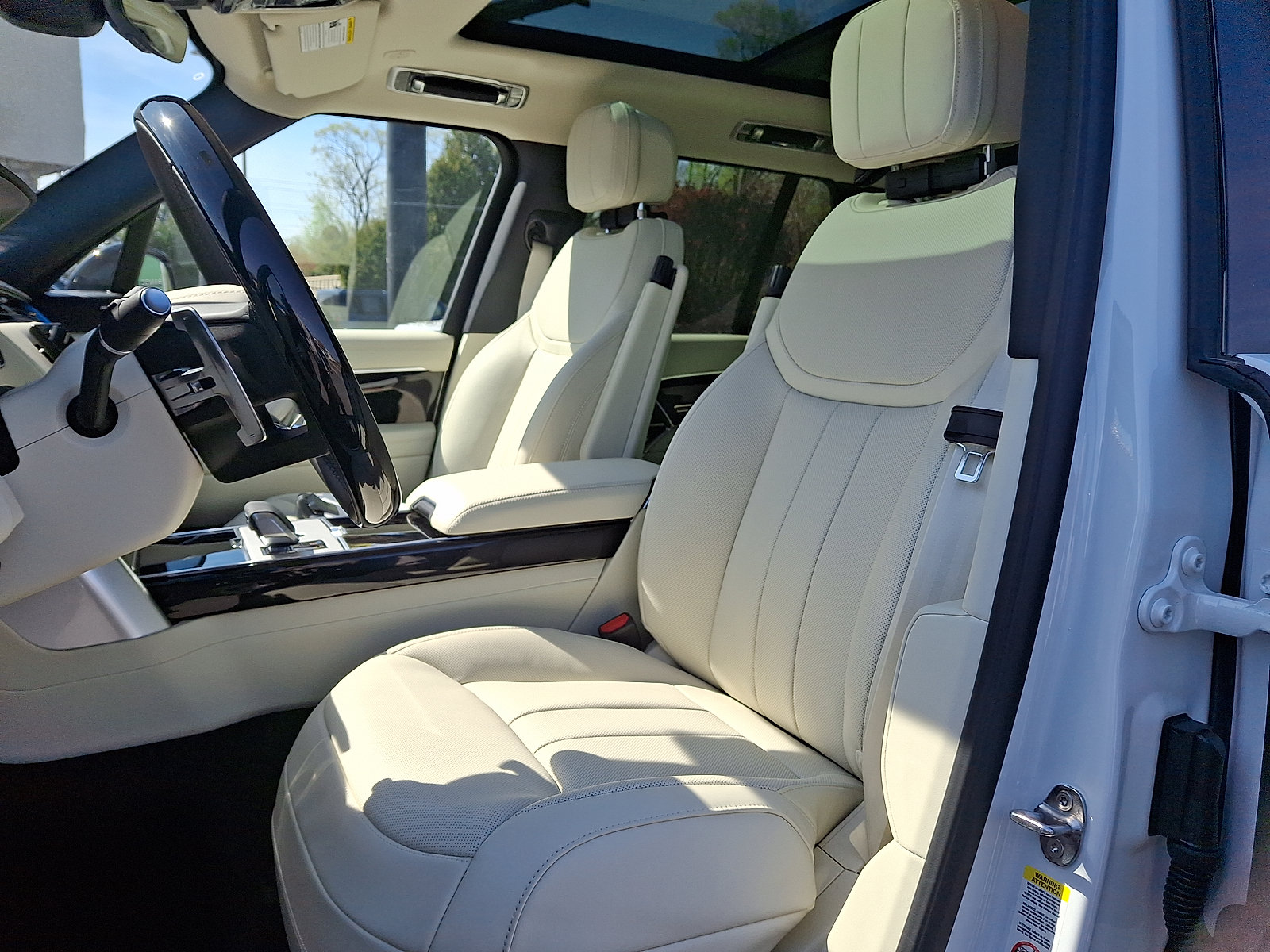 New 2026 Land Rover Range Rover SE AWD/4WD image 3