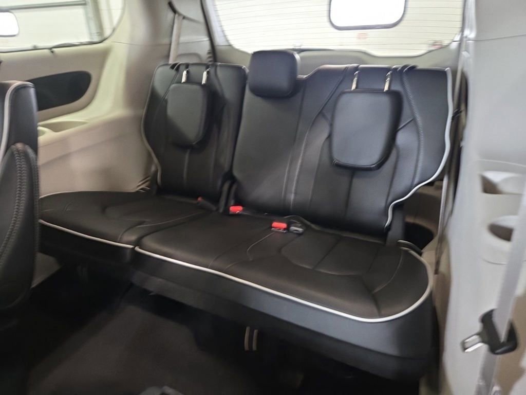 Used 2024 Chrysler Pacifica Limited image 14