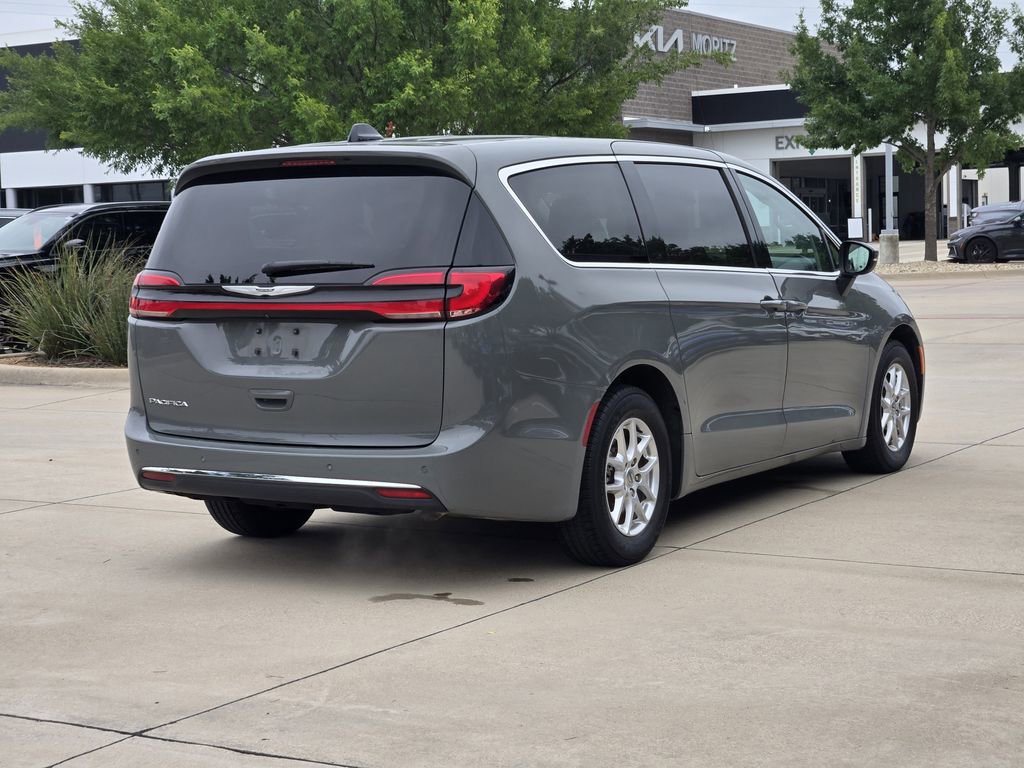 Used 2023 Chrysler Pacifica Touring-L FWD image 4