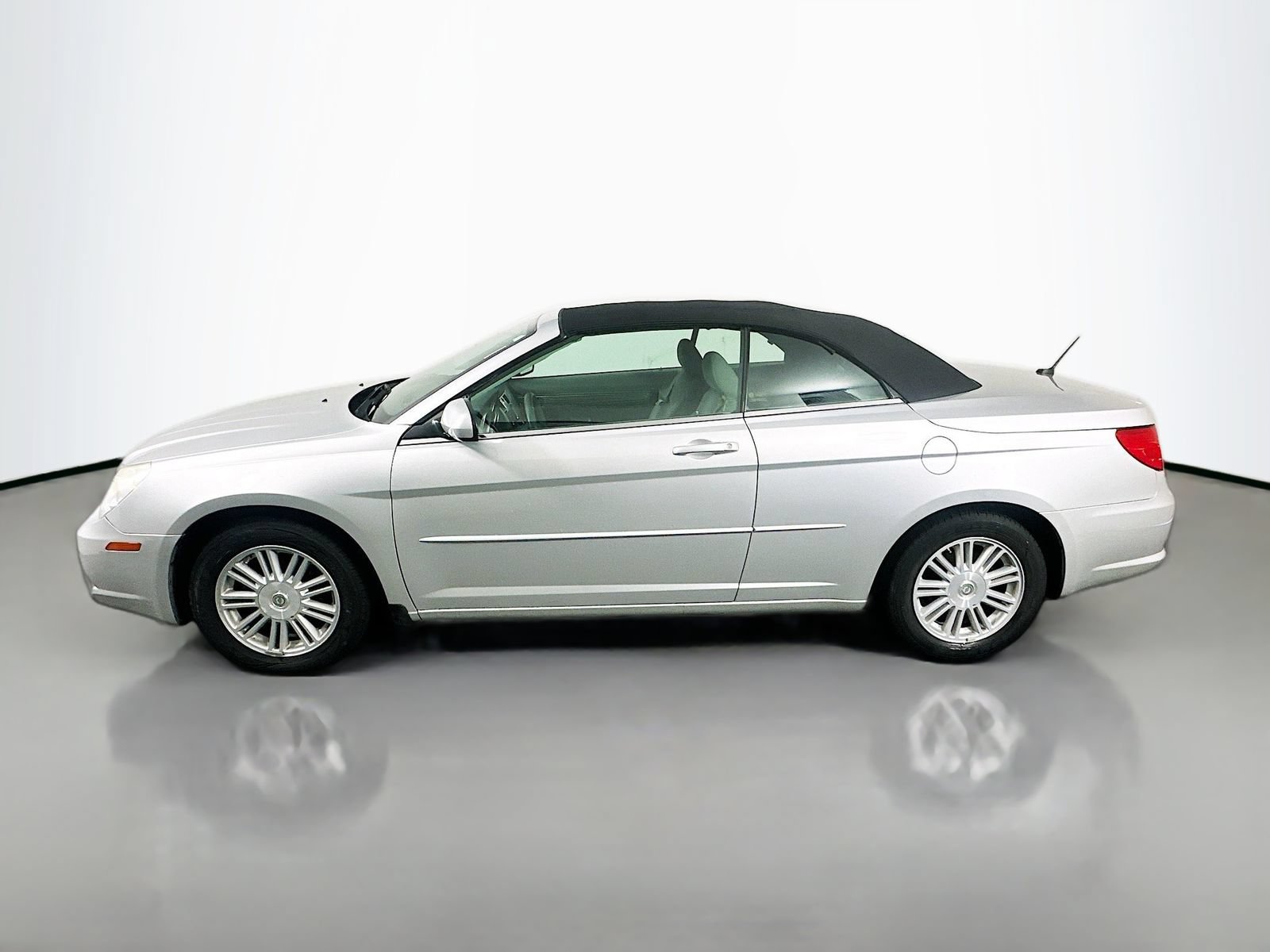 Used 2008 Chrysler Sebring Touring FWD image 4