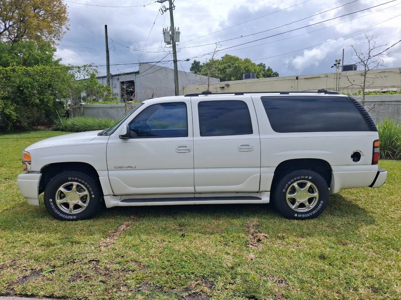 Used 2005 GMC Yukon XL Denali AWD/4WD image 1