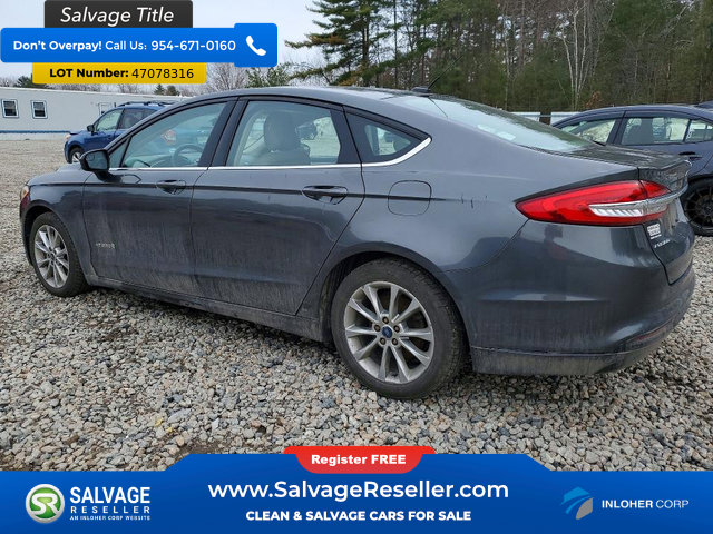 Used 2017 Ford Fusion SE image 2