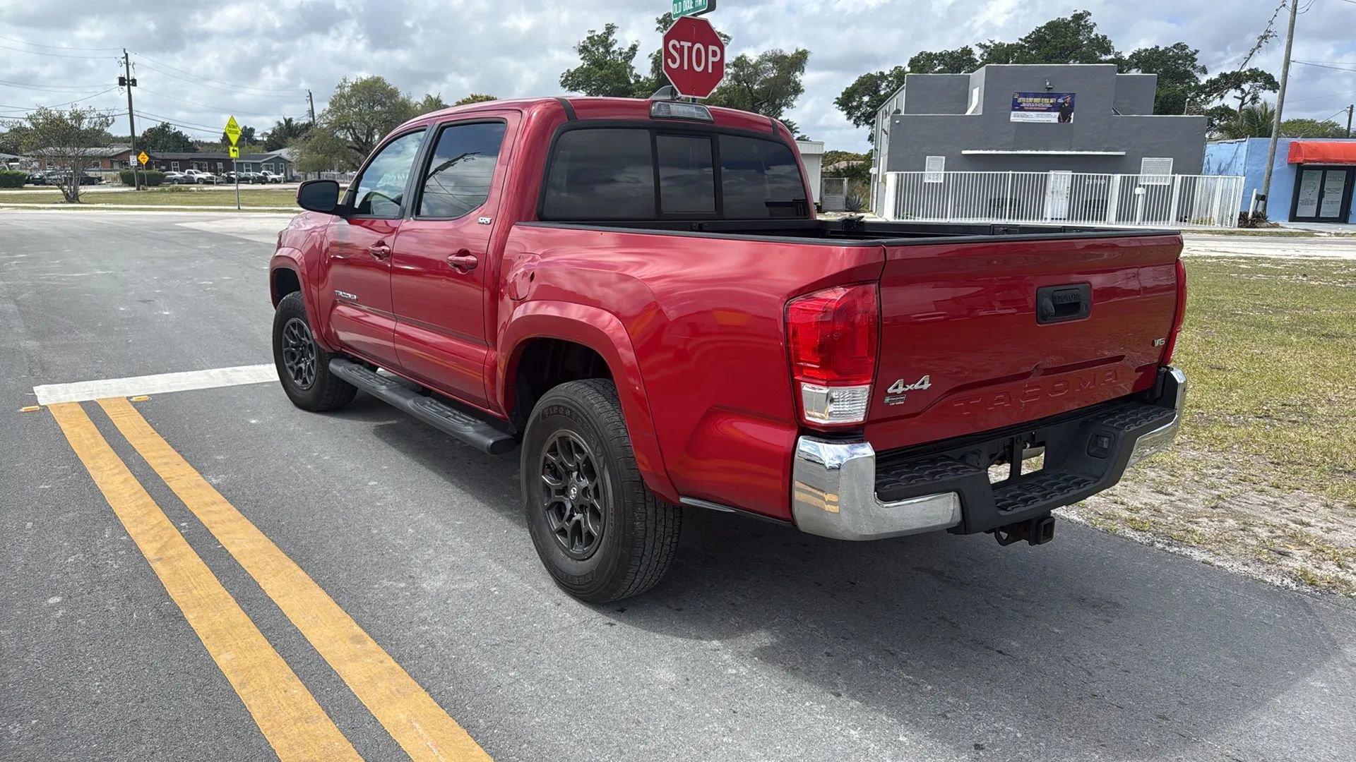 Used 2017 Toyota Tacoma SR5 w/ Exterior Package AWD/4WD image 6