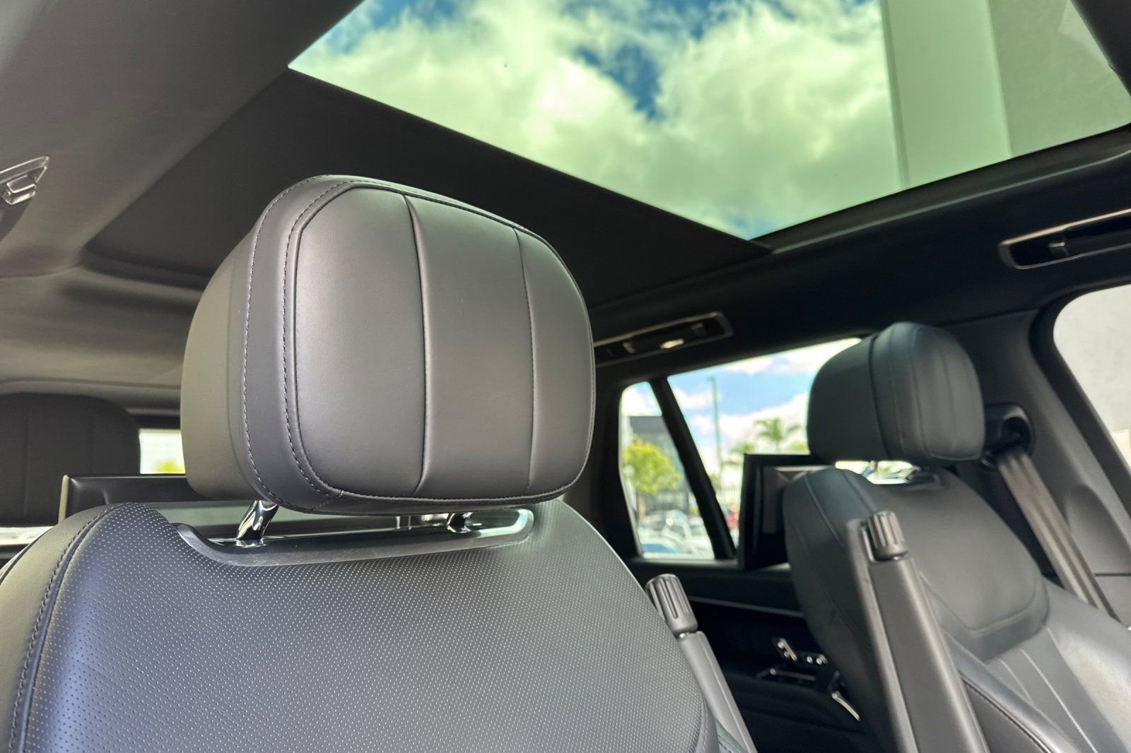 Used 2023 Land Rover Range Rover Autobiography image 18