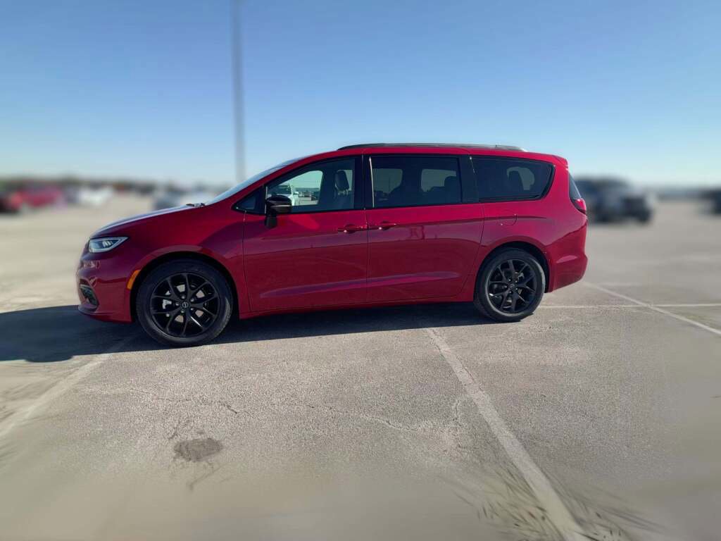 New 2026 Chrysler Pacifica Select w/ S Appearance Package image 5