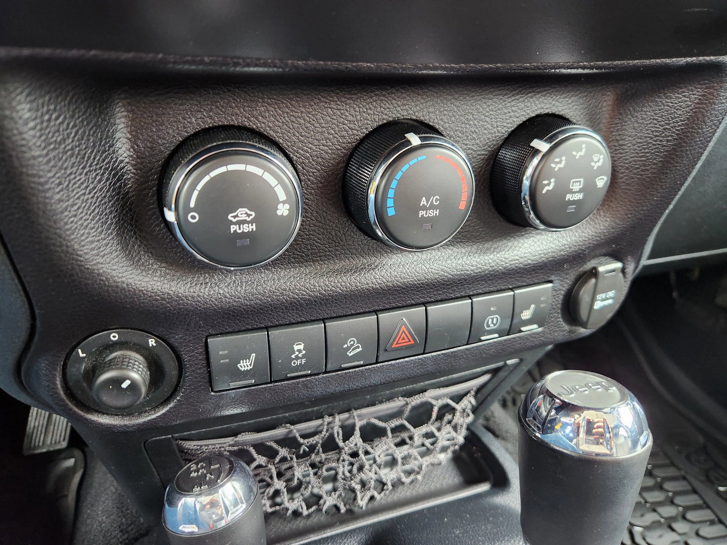 Used 2016 Jeep Wrangler Unlimited Sahara image 36