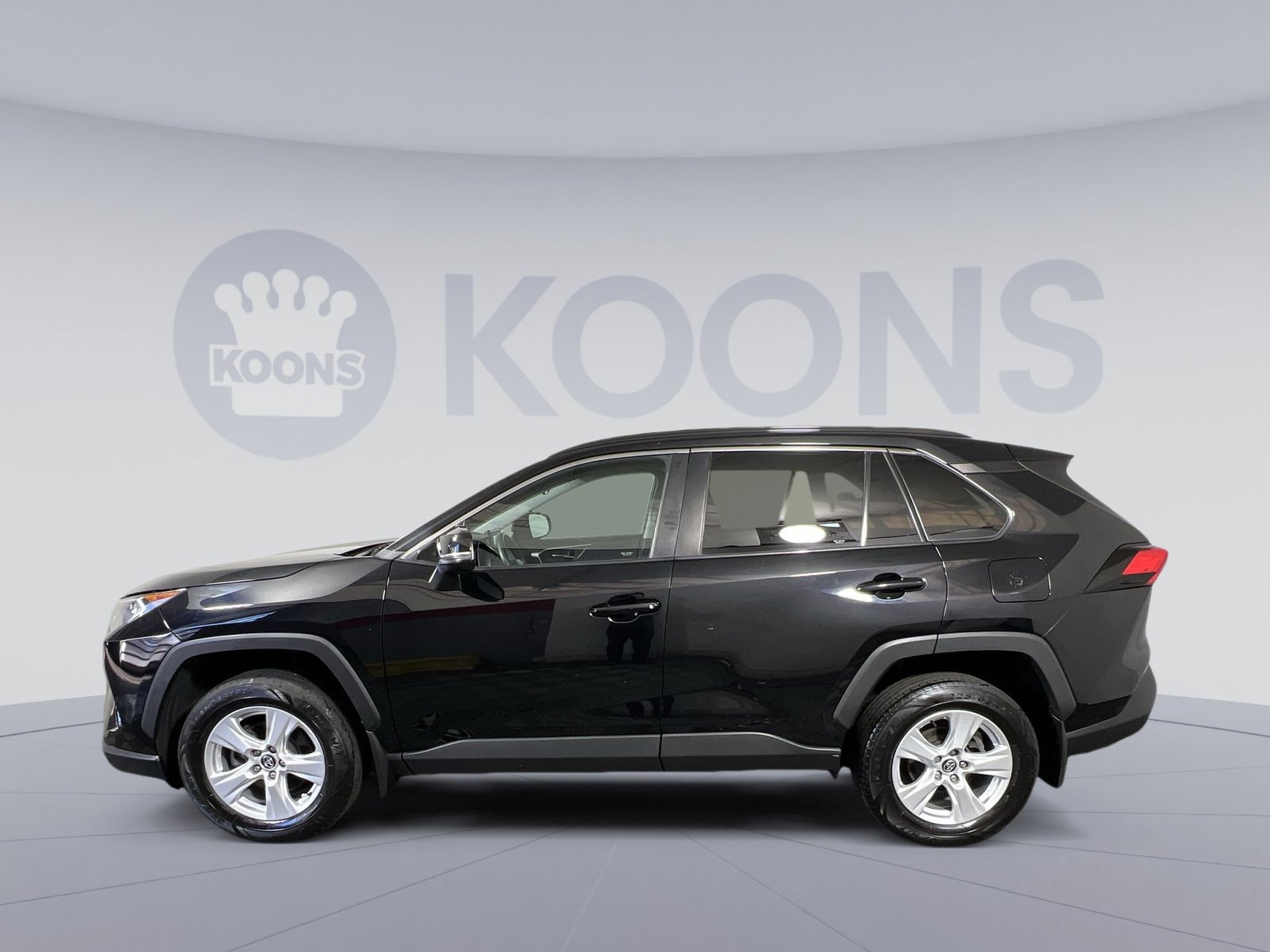 Used 2020 Toyota RAV4 XLE w/ Convenience Package image 2