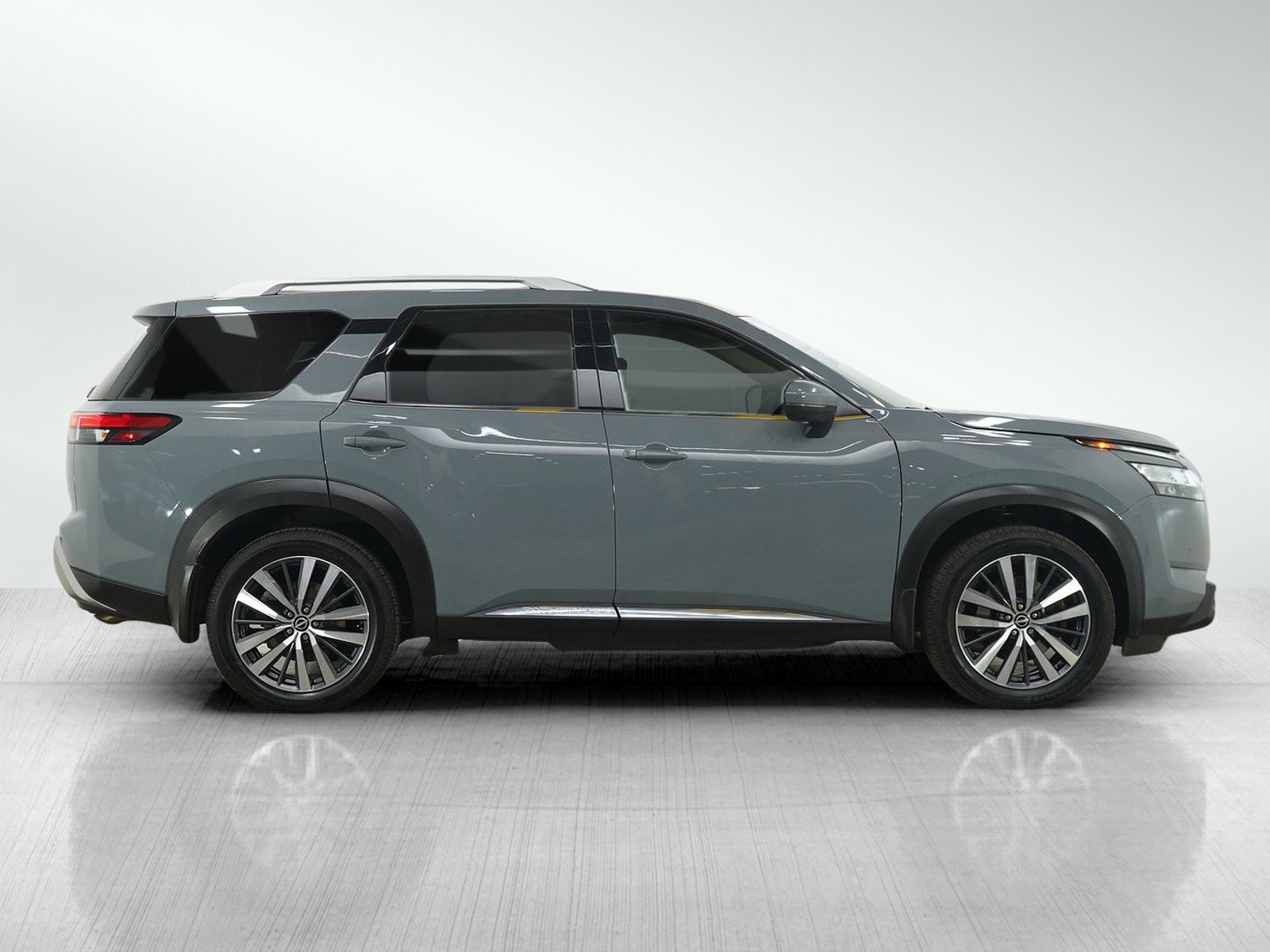 Used 2022 Nissan Pathfinder Platinum image 6