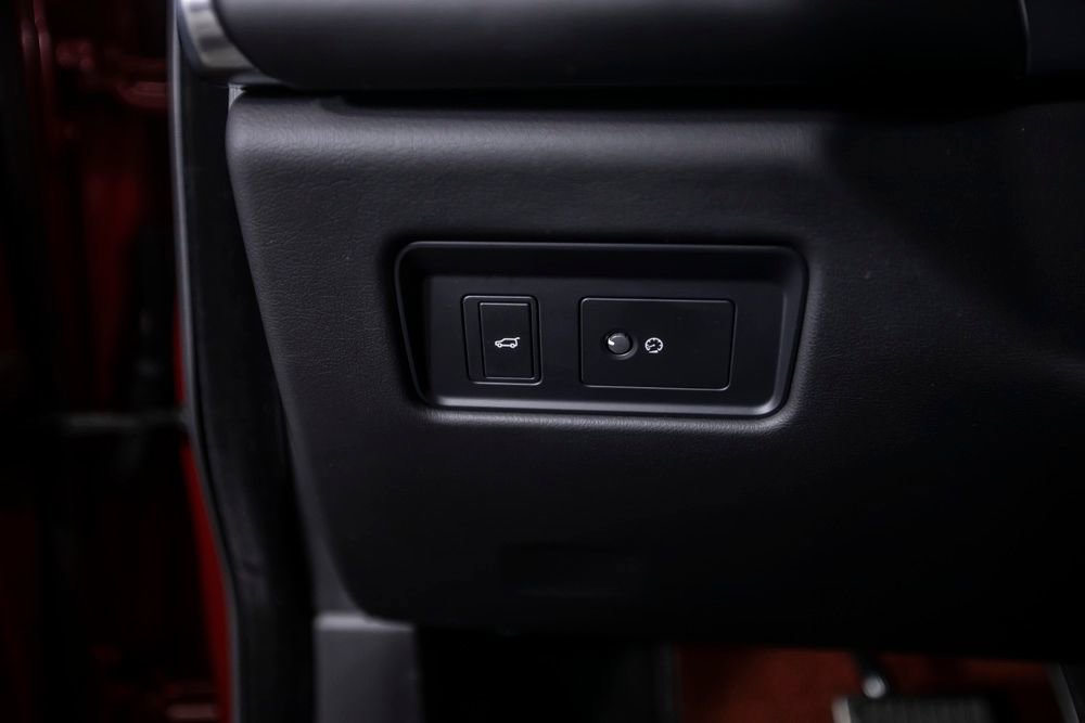 Used 2021 Jaguar F-PACE SVR image 38