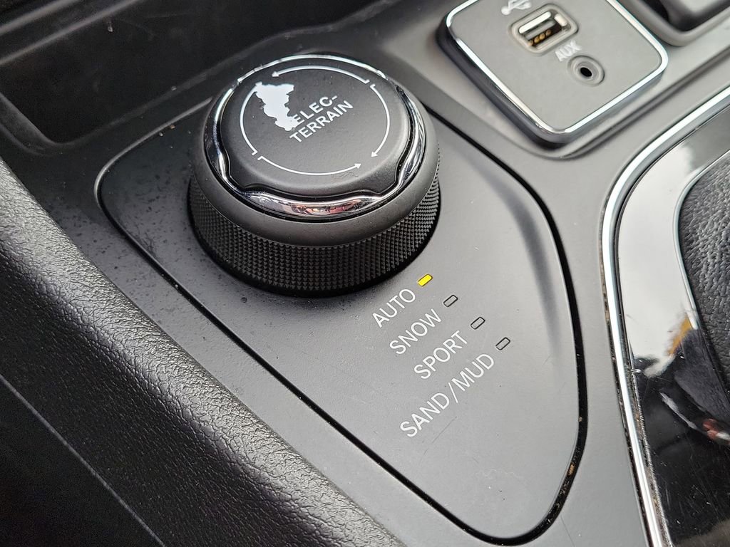 Used 2020 Jeep Cherokee Limited image 32