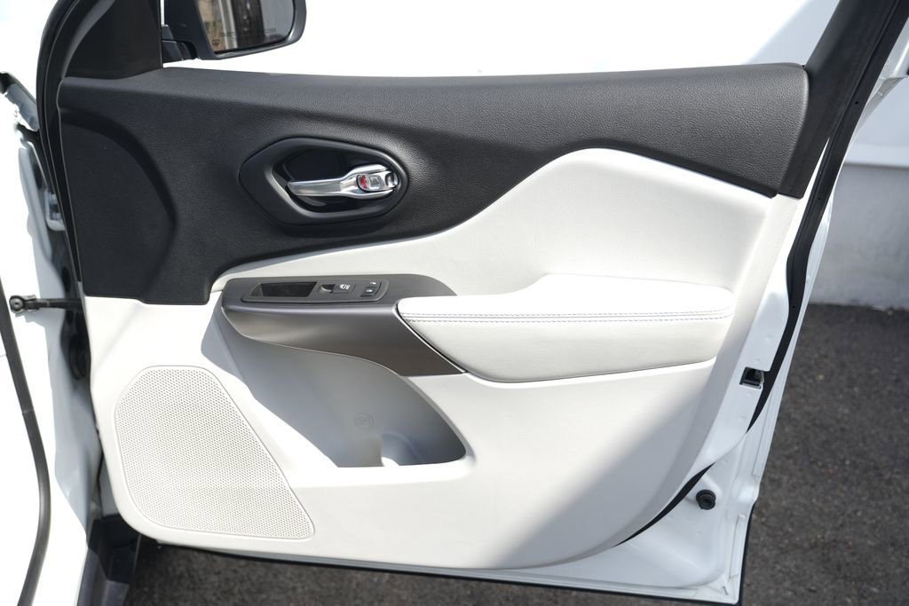 Used 2021 Jeep Cherokee Latitude Plus image 29