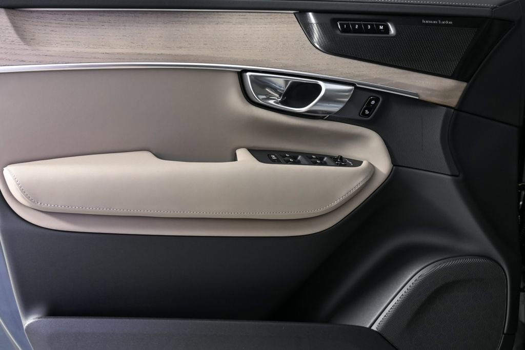 New 2026 Volvo XC90 B6 Plus w/ Protection Package Premier image 6