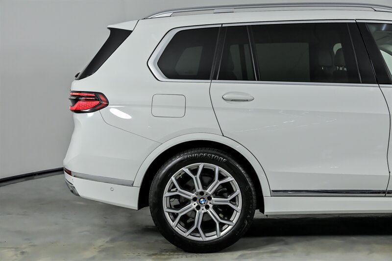 Used 2023 BMW X7 xDrive40i AWD/4WD image 12