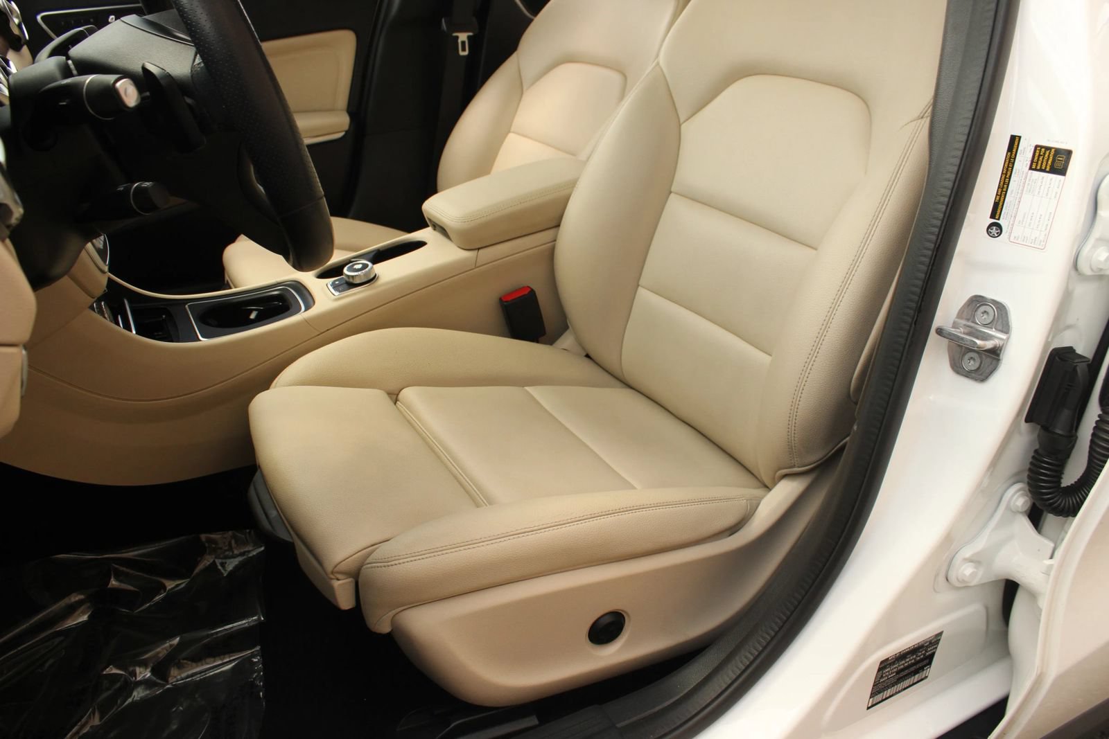 Used 2020 Mercedes-Benz GLA 250 4MATIC w/ Premium Package image 17
