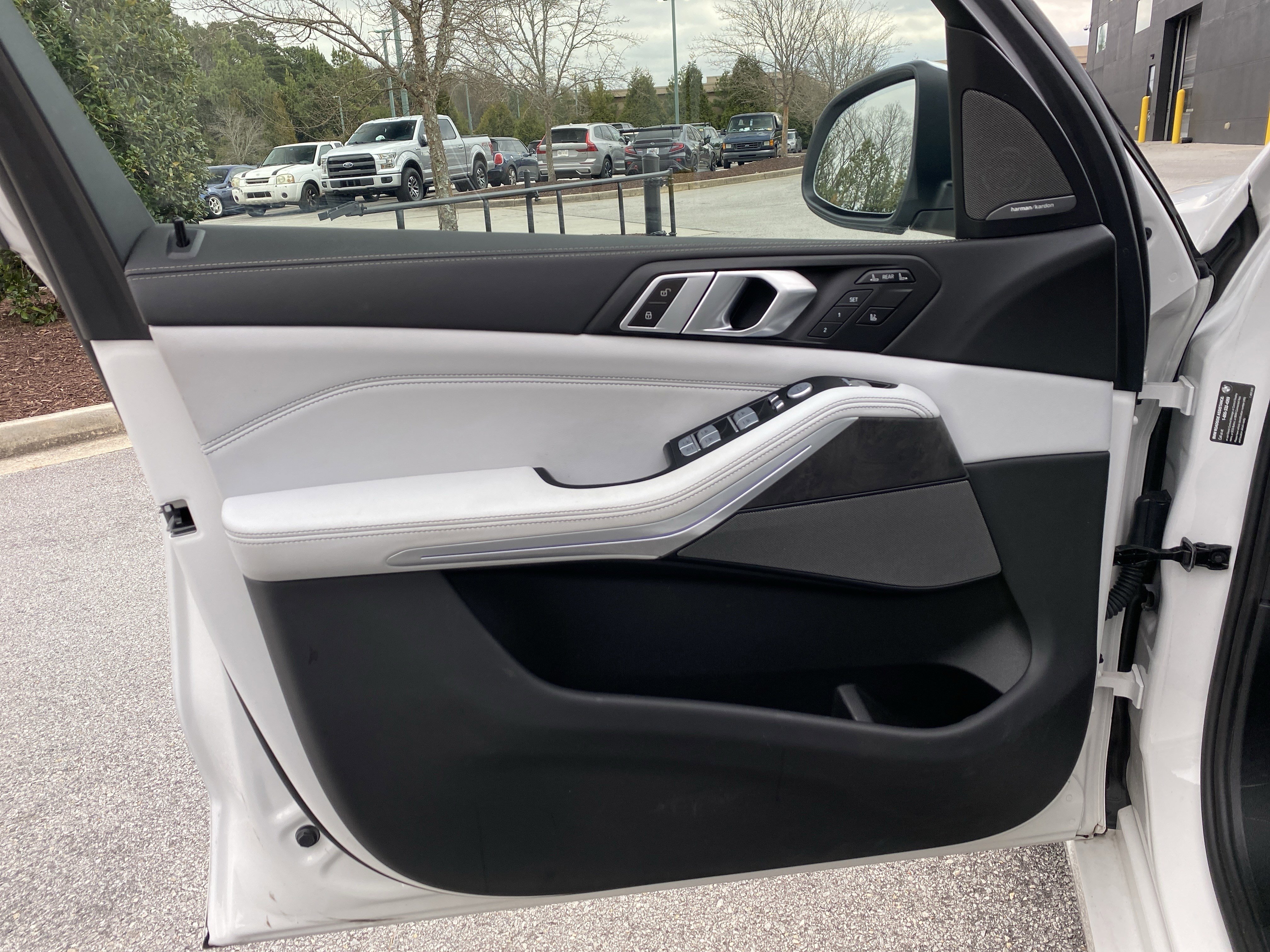 Used 2024 BMW X7 xDrive40i w/ Premium Package image 25