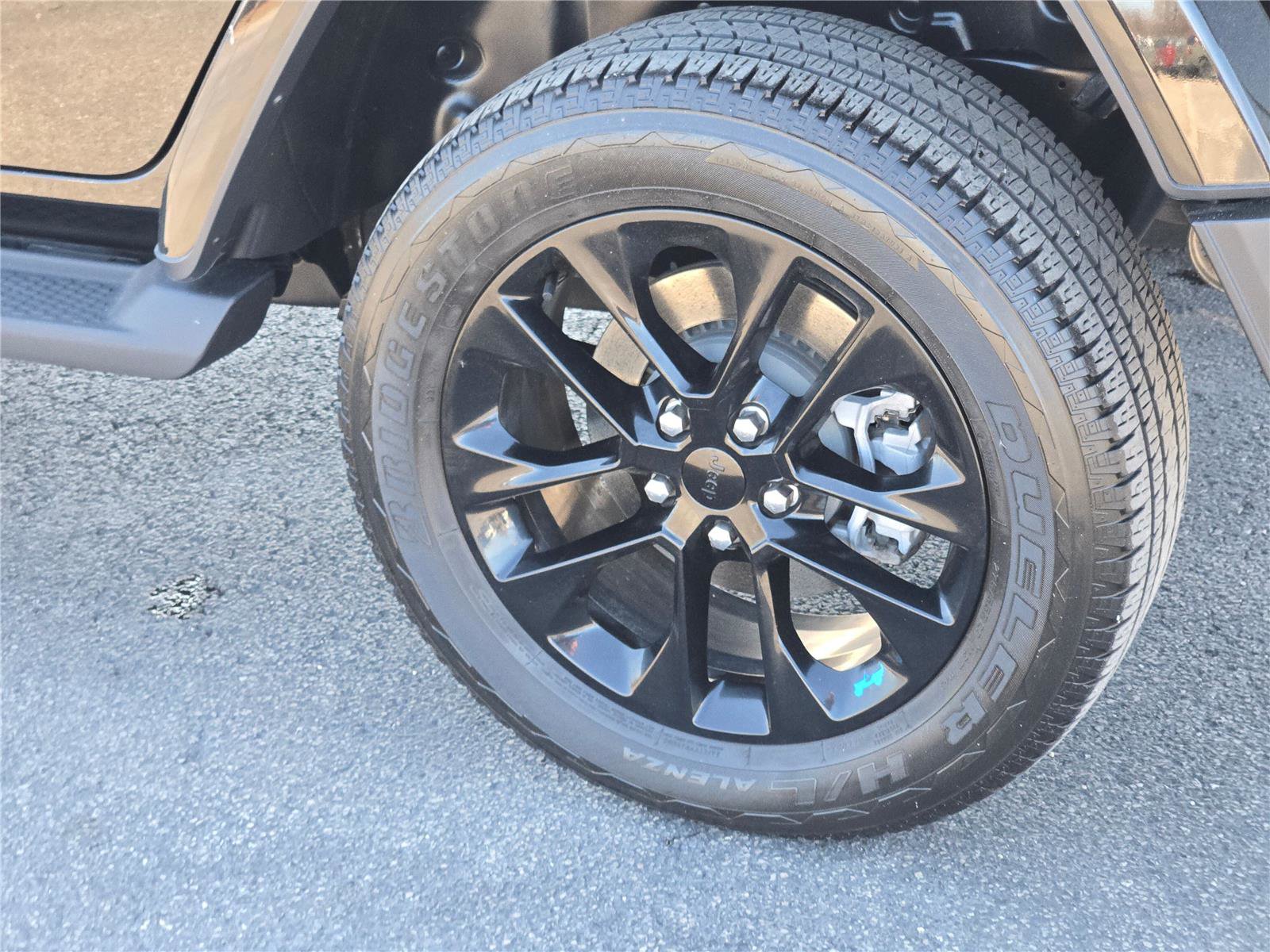 Certified 2023 Jeep Wrangler Sahara w/ Cold Weather Group image 19