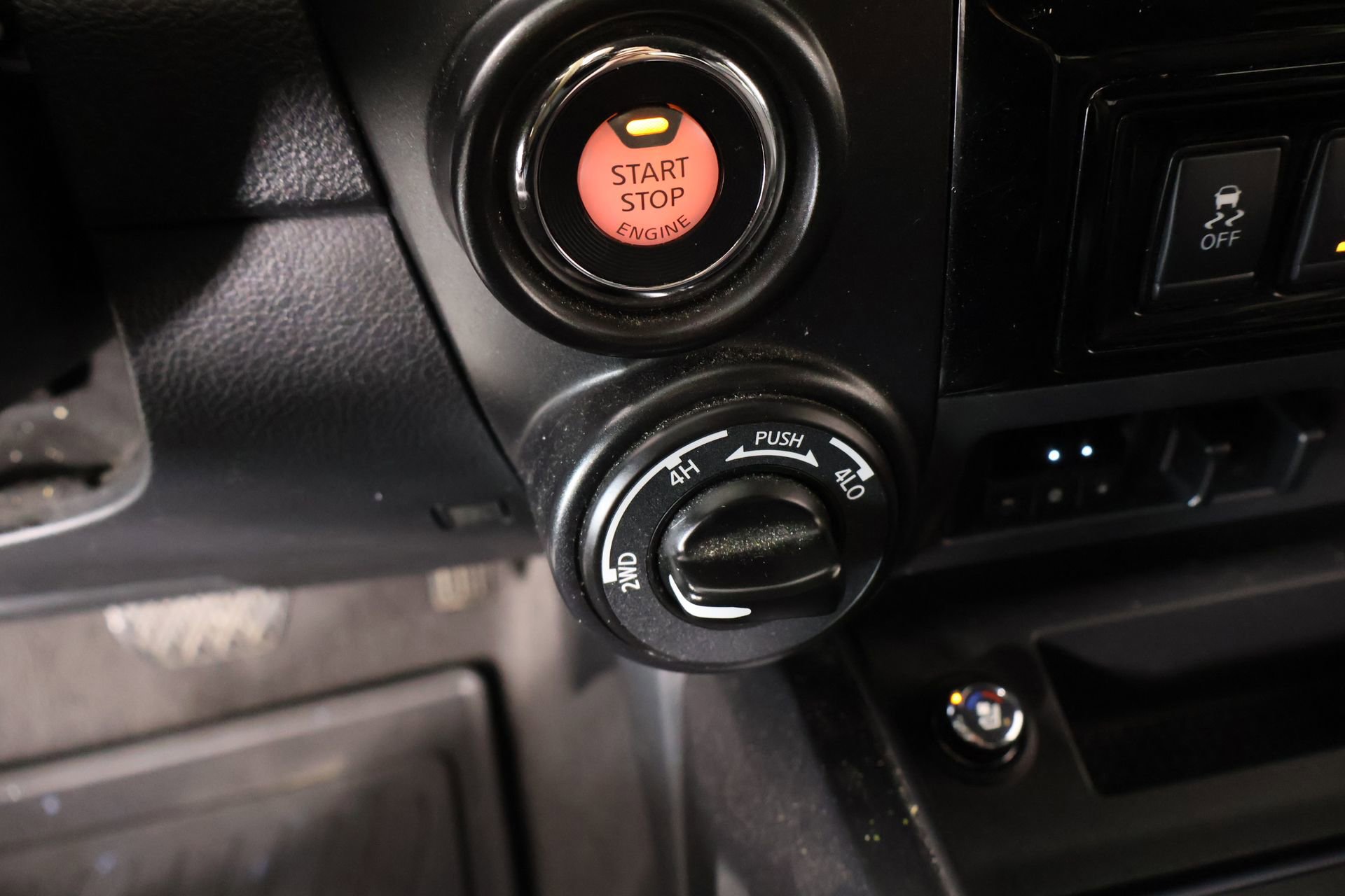 Used 2021 Nissan Titan PRO-4X w/ Pro-4x Convenience Package AWD/4WD image 8